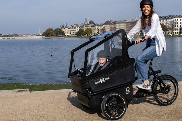 Black Iron Horse cargo bike by the Copenhagen lakes